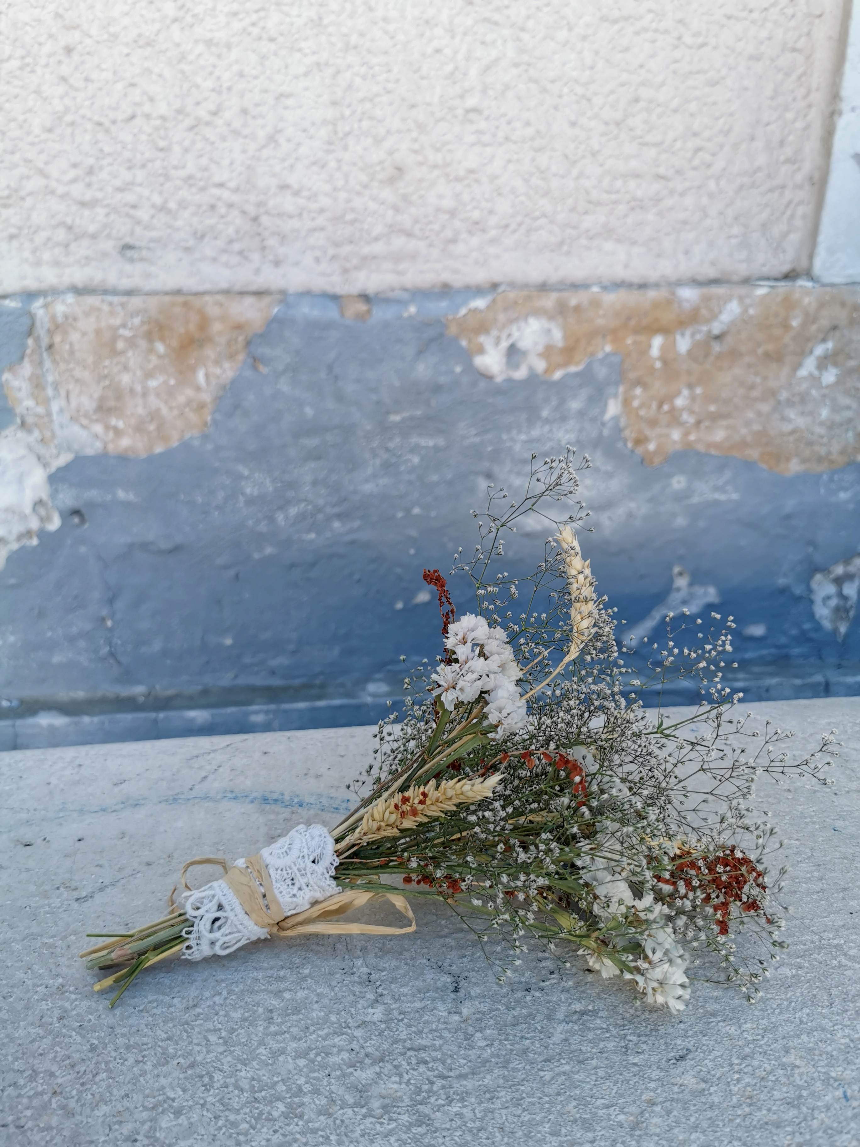 un bouquet de fleurs séchés