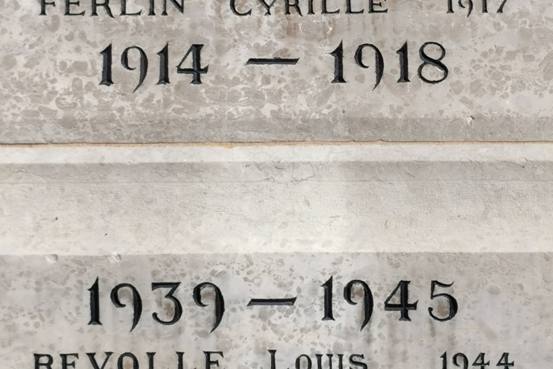 gros plan sur les dates 1914-1918 et 1939-1945