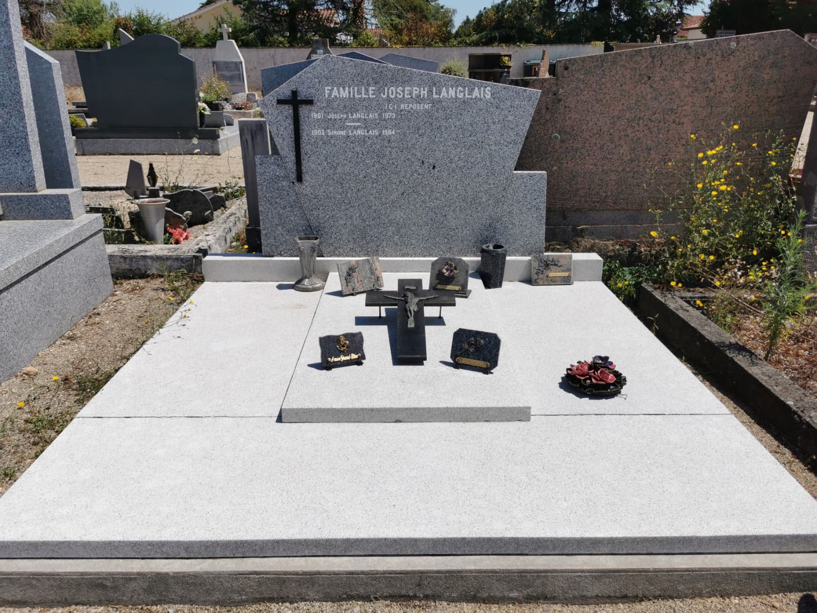 photo d'une concession avec stèle en granit et tombale en béton après nettoyage