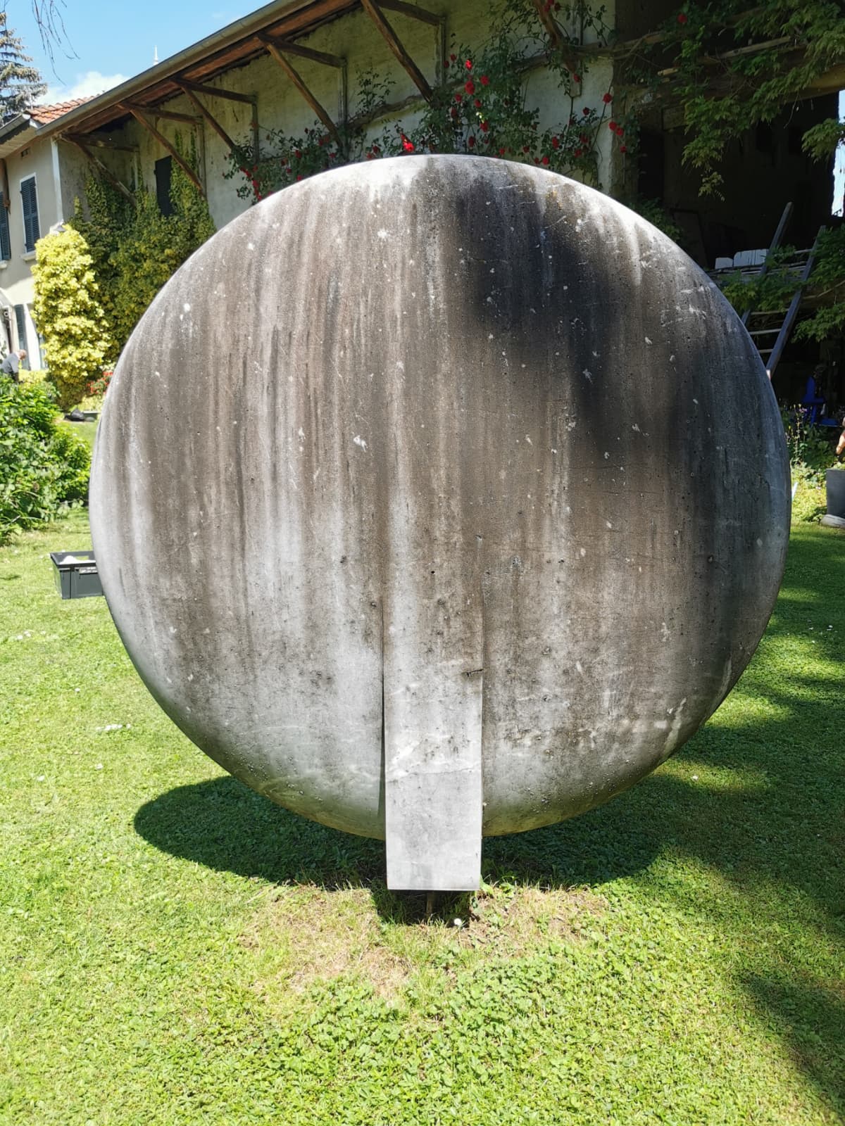 sculpture de dos avant nettoyage